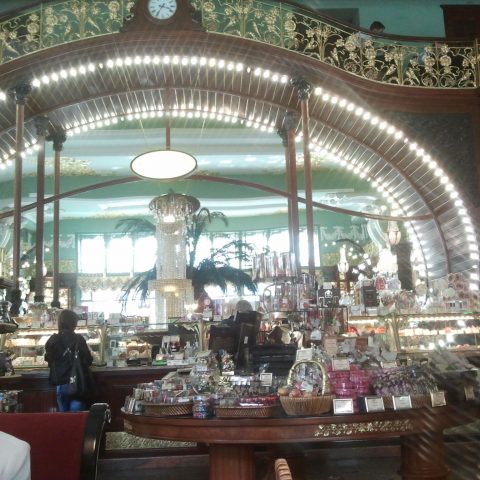 Zakupy w delikatesach Jelisjejewych